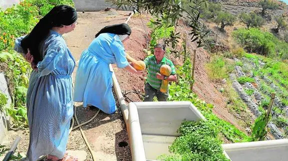 Las hermanas Mariela y Conchi, junto a José Jiménez ‘San Isidro’, que les ayuda con el huerto.
