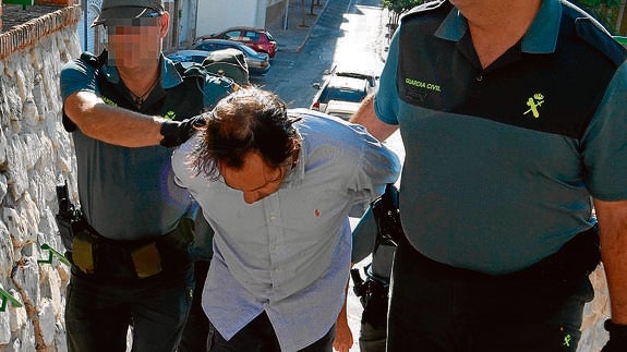 Agentes de la Guardia Civil trasladan al Juzgado de Torrox al presunto homicida, Francisco Miguel Martínez. 