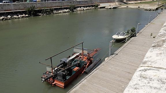 La finalidad de las tareas es facilitar la recogida de los sólidos  y aumentar la velocidad de flujo, además de proteger el cauce frente a la erosión fluvial.
