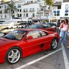Además de yates espectaculares, Puerto Banús es un desfile de coches de lujo de las grandes marcas automovilísticas.