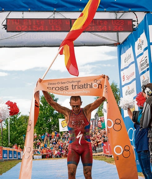 Ruzafa, lleno de barro, ayer tras su llegada a meta en Zittau. 