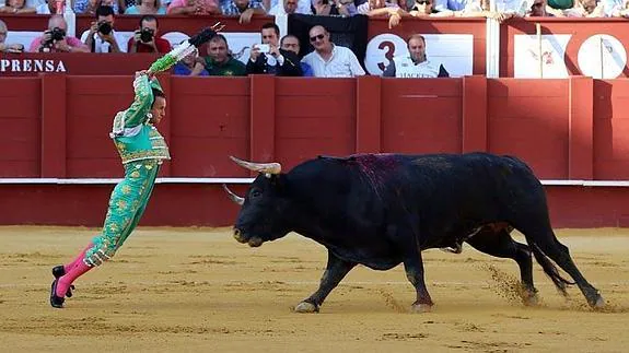 Antonio Ferrera coloca las banderillas a uno de los seis toros de la tarde. 