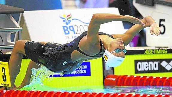 La nadadora malagueña Duane Rocha se lanza a la piscina en la serie de 200 metros espalda en la que batió ayer el récord de España. 
