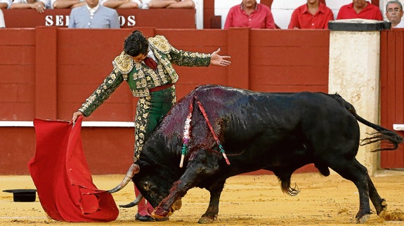 Morante de la Puebla. El sevillano, ayer, en la fase final de su faena al quinto de la tarde en los terrenos de chiqueros y junto a sus pies, en una estampa añeja, un sombrero de ala ancha. 