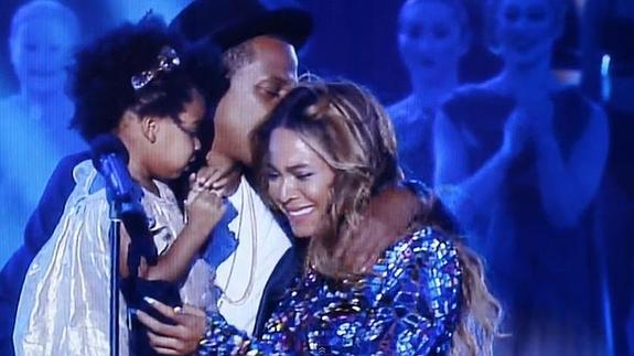  Beyoncé no pudo reprimir las lágrimas cuando su marido y su hija le dieron el premio. 