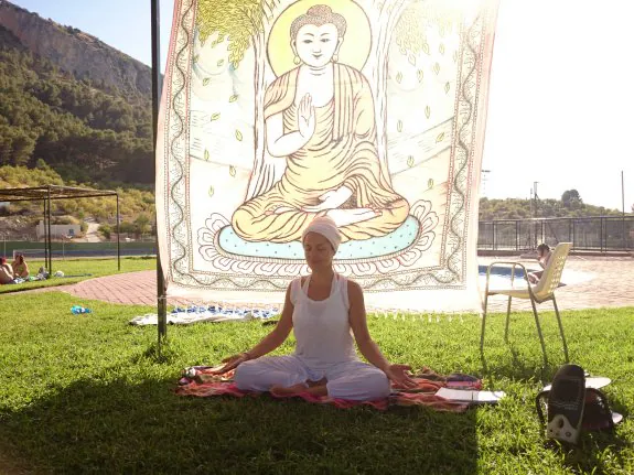 Maribel practica yoga desde el verano pasado en la piscina de Cuevas de San Marcos. :: MAR GARCíA
