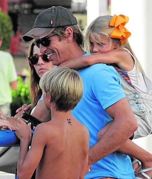 El Cordobés, con su mujer y sus hijos en Marbella. 