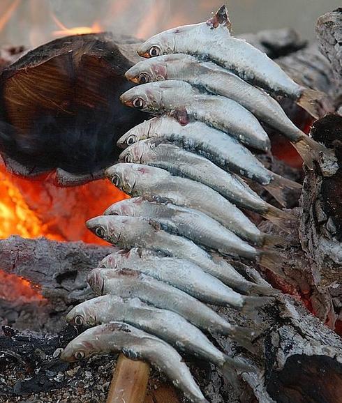 El espeto de sardina es un icono único de la costa malagueña.