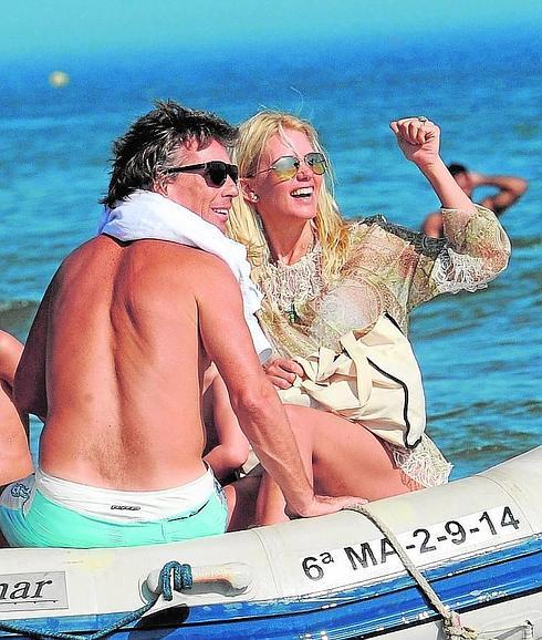 Valeria Mazza con su marido en aguas marbellíes. 