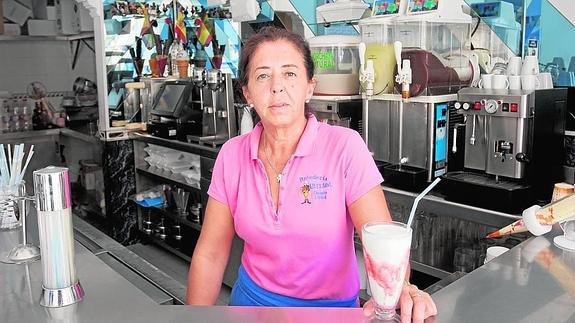 Rosa Chicón, en su heladería de Camino del Colmenar, que cumple ya 30 años. 