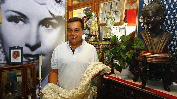 Fernando Luis Aisa, propietario del legado de la actriz y cantante, posa con la mantilla.