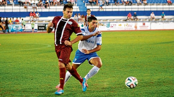 Narváez presiona la salida del balón del Córdoba B en el duelo de anoche. 