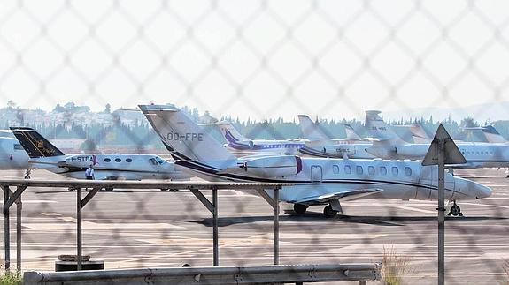 Aeronaves estacionadas ayer en la terminal de Aviación General del aeropuerto de Málaga. 