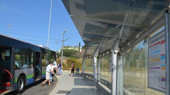 El objetivo del Consistorio veleño es que los autobuses pasen cada quince minutos por el hospital. 