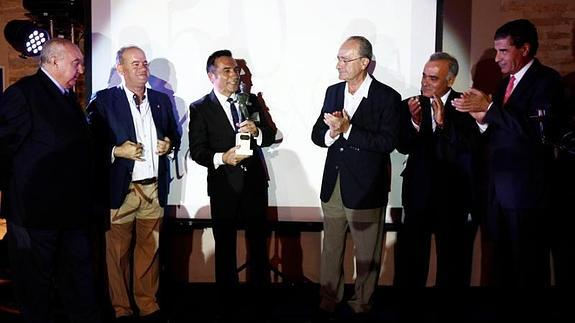 Los alcaldes de Málaga, Antequera y Almogía entregando el galardón a Montiel.