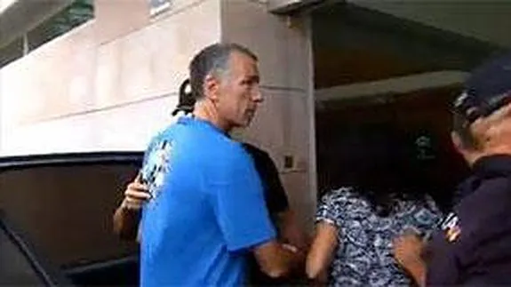 Los padres de Ashya llegan al Juzgado de Vélez-Málaga.