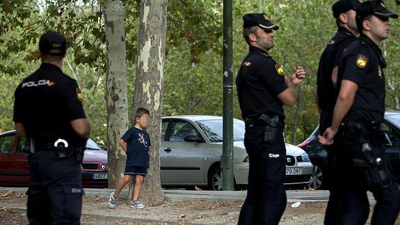 Varios agentes de la Policía Nacional patrullan esta semana por el parque 'El Paraíso', en pleno Ciudad Lineal. 