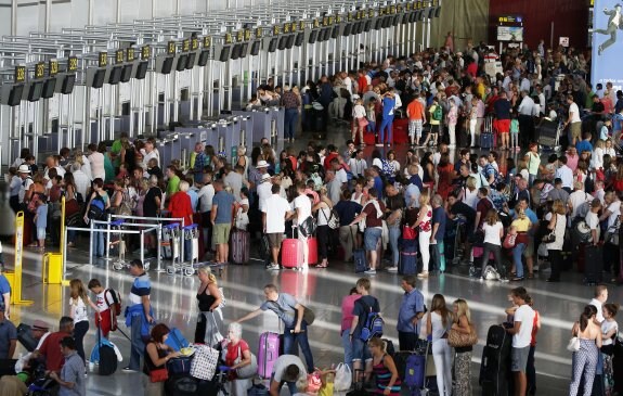 Vista del los mostradores de facturación del aeropuerto de Málaga el pasado viernes, coincidiendo con la operación salida del mes de agosto. :: Ñito Salas
