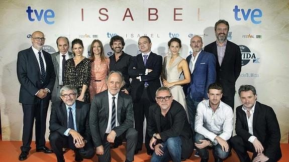 El equipo de la serie 'Isabel'" a su llegada al preestreno de la tercera temporada de la serie en el VI Festival de Televisión de Vitoria. 