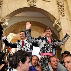 Morante de la Puebla y El Juli salen a hombros en la Goyesca de Ronda