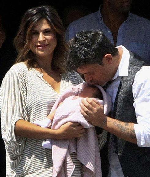Raquel Perera y Alejandro Sanz con su hija Alma, a la salida del hospital el pasado mes de julio. 