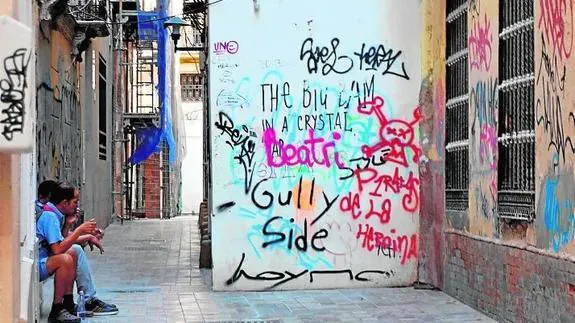 Abundan los cables, graffitis y balcones oxidados. 