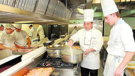 Los fogones de la cocina del restaurante de La Cónsula se vuelven a encender con el inicio hoy de un nuevo curso.