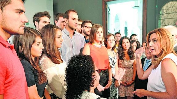 La presidenta conversa con los jóvenes becarios ayer en San Telmo.