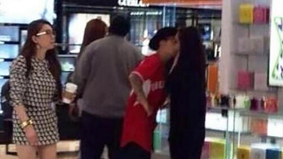 Justin Bieber besa a Selena Gomez en un centro comercial