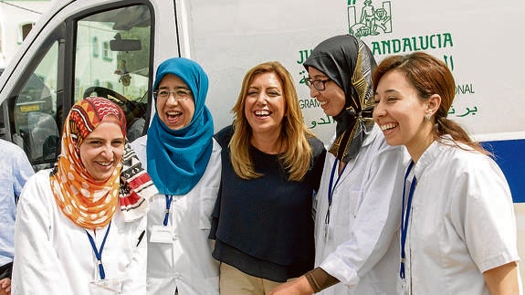Susana Díaz posa con varias enfermeras ante la ambulancia donada por la Junta durante su visita al Centro de Salud en Tetuán. 