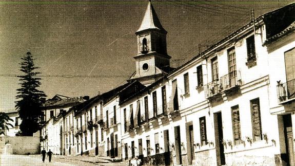 Calzada de la Trinidad con la Torre de su iglesia. Al fondo, el cuartel del mismo nombre