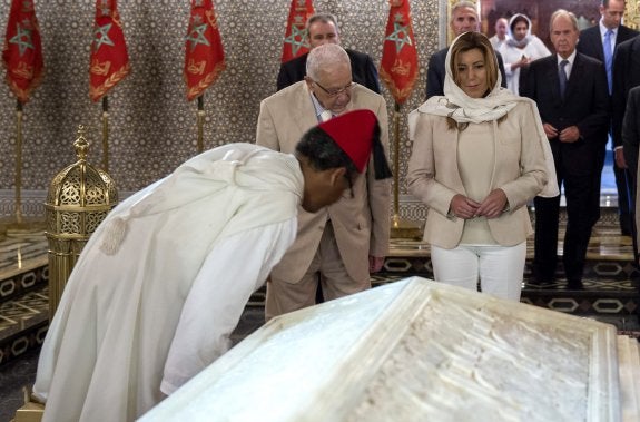 La presidenta andaluza, Susana Díaz, durante la ofrenda floral ante la tumba del rey Mohamed V en el mausoleo dedicado al fundador del estado marroquí EN Rabat. :: efe