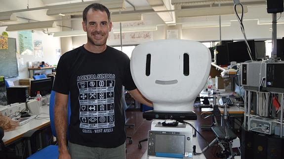 Juan Pedro Bandera, junto al ‘Gualzru’, el robot que han diseñado desde la UMA para Indra