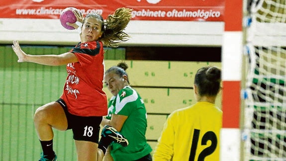 Jenny, máxima goleadora del partido, en una de sus acciones desde el extremo. 