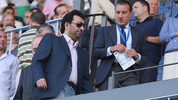Al-Thani, el sábado en el palco de La Rosaleda, junto al presidente del Levante, Quico Catalán.