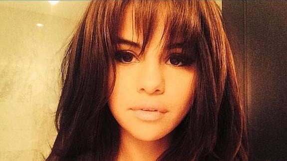 Selena Gomez luce ahora flequillo.