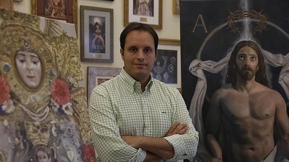 El pintor Raúl Berzosa con una de sus obras en su estudio.