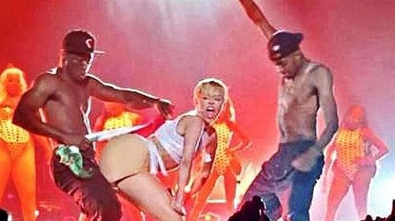 Miley Cyrus hace twerking a la bandera de México.