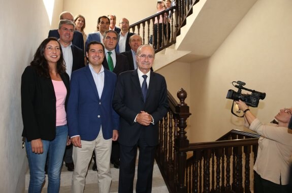 Moreno Bonilla, en el centro, con los alcaldes y representantes del PP andaluz, en el Thyssen. 