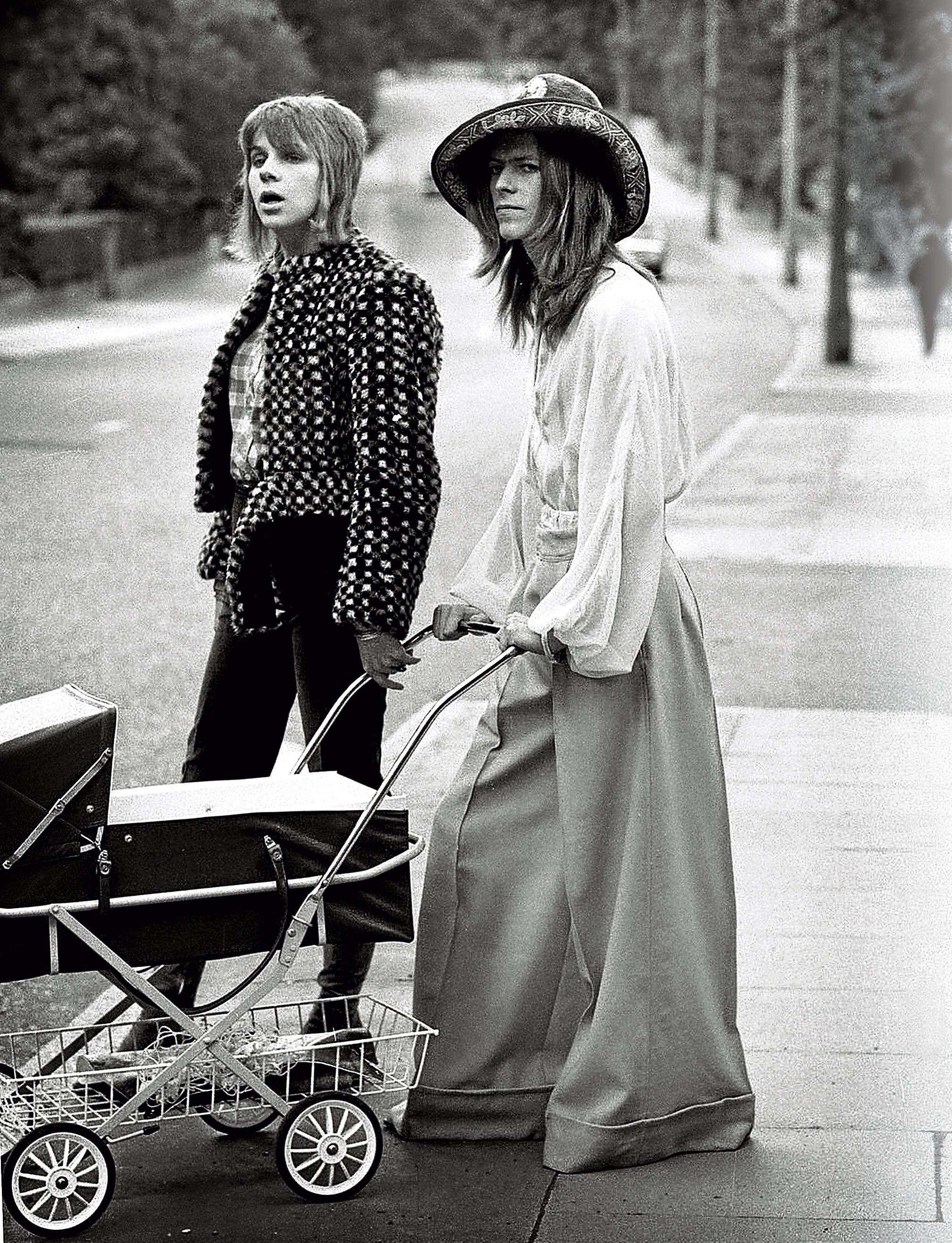 Angie y David Bowie pasean a su hijo Zowie (hoy el director de cine Duncan Jones) en 1971.  