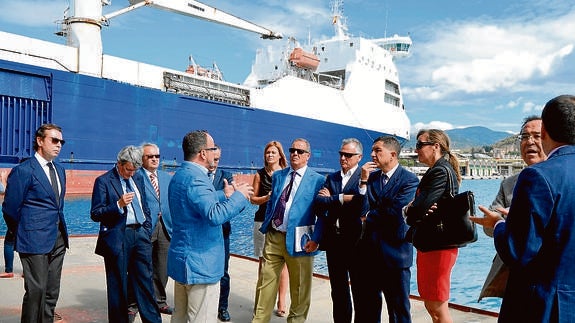 Responsables de la Consejería de Economía, del puerto y del astillero, ayer durante una visita a estas instalaciones.