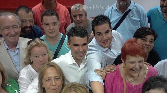 José Bernal posa con militantes en una foto que compartió en Twitter.