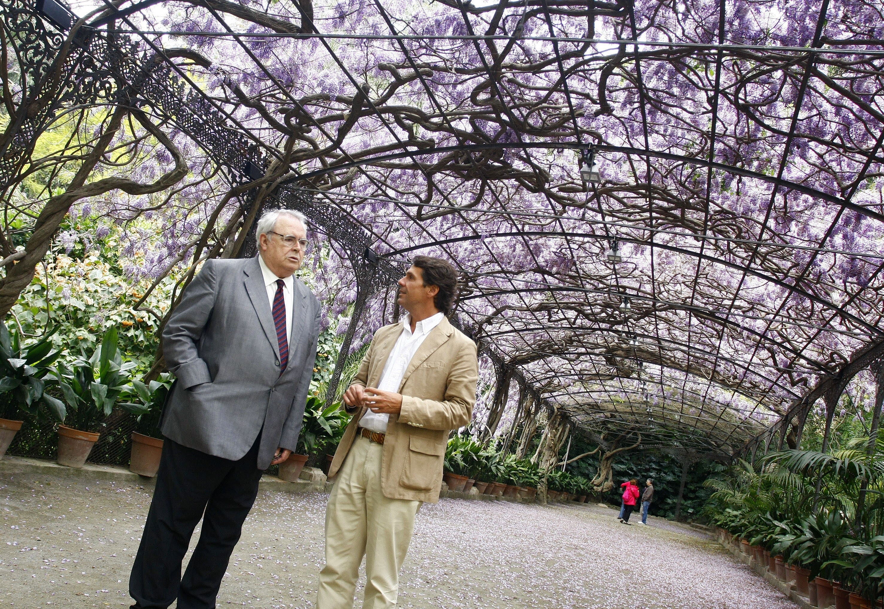 Pedro Aparicio y Teodoro León Gross, en el cenador de los jardines.