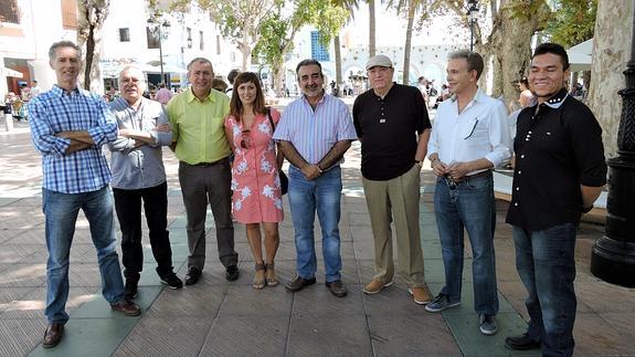 El grupo Calle Nueva Big Band, con el concejal de Fiesta Mayor, en el Balcón de Europa. 