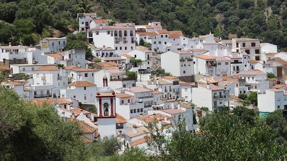 La solemne y colorida torre de la iglesia de la Encarnación es prácticamente visible desde cualquier punto del casco antiguo de Benarrabá.