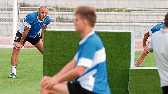 Rescaldani (en primer plano) se estira, con Amrabat, al fondo, en la sesión de ayer. 