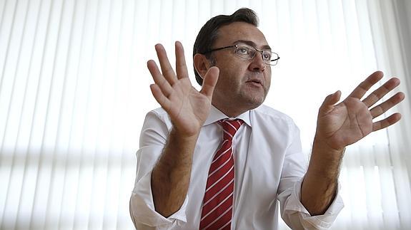 Miguel Ángel Heredia, en su despacho del PSOE en la capital malagueña.