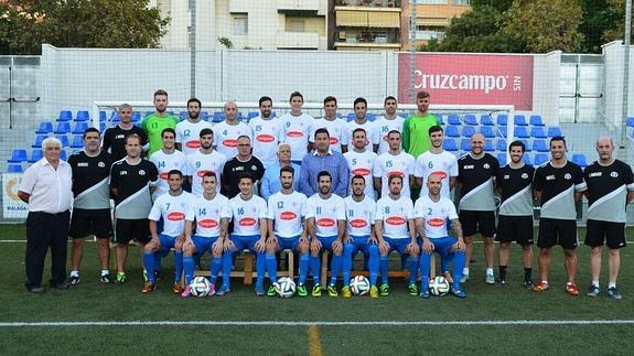 De izquierda derecha y de arriba a abajo aparecen en la imagen facilitada por el club Jesús Moro, Adrián, Rafita, Jesule, Marín, Cardellino, Durán, Igna, Moreno, Pol Ballesté, Moe, Burgos, Capa, Antonio Muñoz, Pirulo, Rafa Muñoz, Juan Romero Godoy, Fernando González ‘Fendi’, Nacho Aranda, Javi Amaya, Iván Márquez, Richard, Eduardo Frapoli, Miguel, Lombardi, Zamorano, Salvi, Cala, Jesús, Benji, Juanillo, Quique y Manolo. 