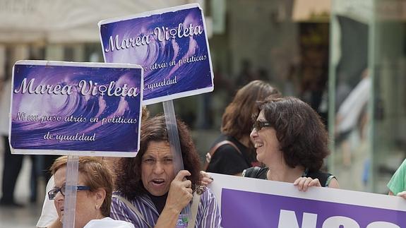 Un centenar de personas se concentran a favor del aborto libre y gratuito