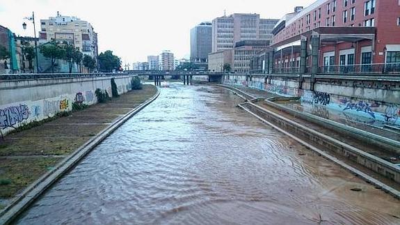 Imagen del río Guadalmedina tras las lluvias de esta noche.